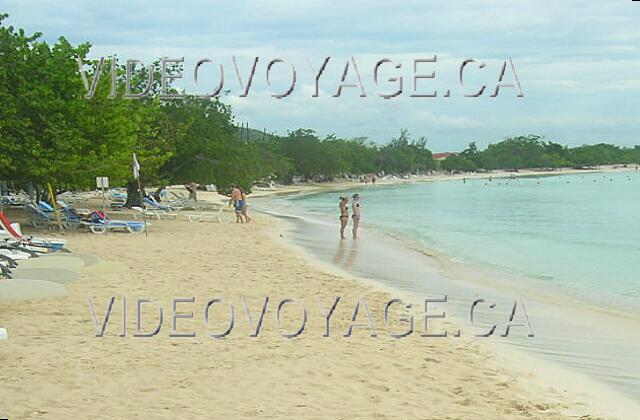 Cuba Guardalavaca Blau Costa Verde The beach continues to the Hotel Playa Costa Verde and ends at the Playa Pesquero.