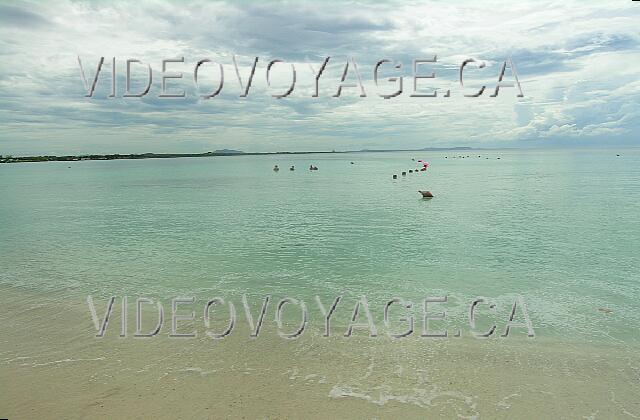 Cuba Guardalavaca Blau Costa Verde Flota delimitan el área de la piscina. Carrozas derecha, hay muchas rocas.