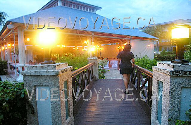 Cuba Guardalavaca Blau Costa Verde El a la carta cubana La Cascada. Un pequeño puente para cruzar antes.