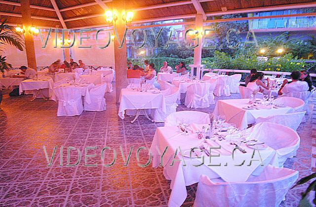 Cuba Guardalavaca Blau Costa Verde The tables and chairs are covered with white fabric that gives an original aspect.