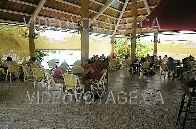 Cuba Guardalavaca Blau Costa Verde El bar del hotel más popular. Oferta de comida rápida de la tarde.