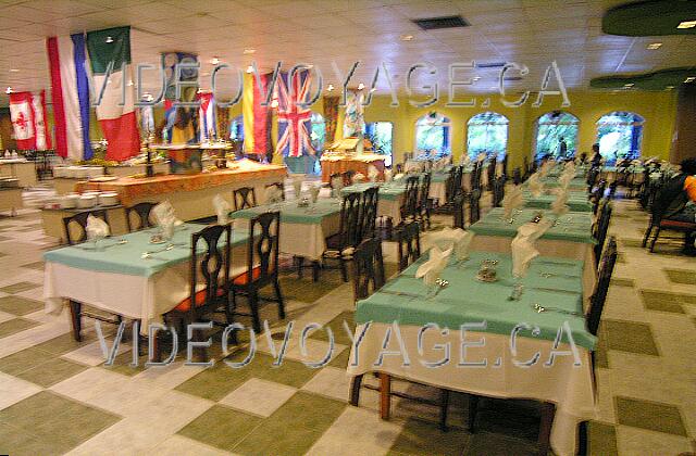 Cuba Guardalavaca Blau Costa Verde L'intérieur du restaurant buffet. Un restaurant de grande dimension, de capacité supérieur à celle de l'hôtel.