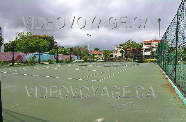 Cuba Guardalavaca Brisas Guardalavaca Entre le Brisas et la section villa, un des terrains de tennis.