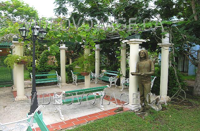 Cuba Guardalavaca Brisas Guardalavaca Un petit parc en l'honneur de John Lennon.