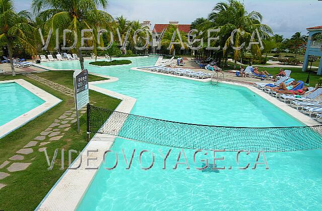 Cuba Guardalavaca Brisas Guardalavaca Un filet de volleyball dans la piscine de la section villa.