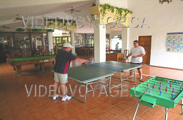 Cuba Guardalavaca Brisas Guardalavaca En la mesa de ping pong sala de juegos y una pequeña mesa de fútbol. El horario de la animación está escrito en la pared a la derecha.