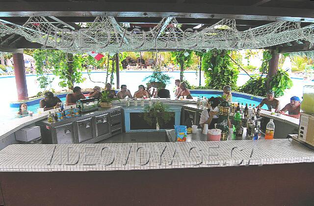 Cuba Guardalavaca Brisas Guardalavaca There is also a counter outside the pool.