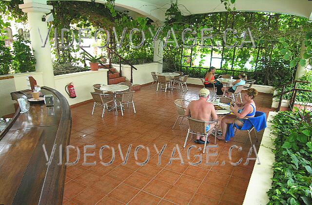 Cuba Guardalavaca Brisas Guardalavaca A few tables, a small bar counter ... The closer to the stage show.