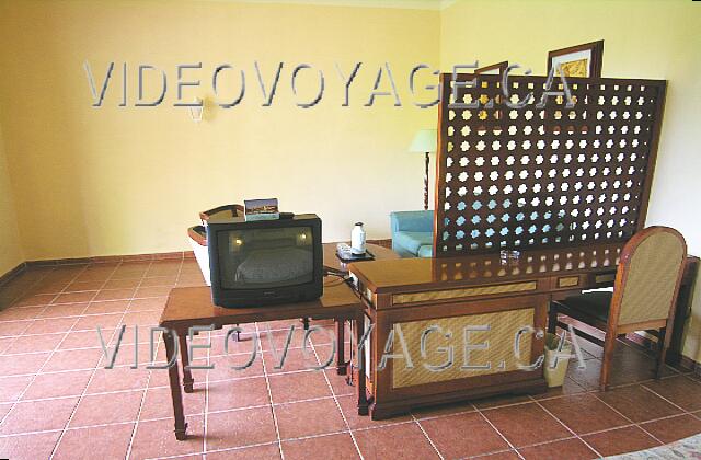 Cuba Guardalavaca Brisas Guardalavaca El pequeño televisor no está en una plataforma giratoria para permitir ver la televisión desde el dormitorio o la sala de estar.