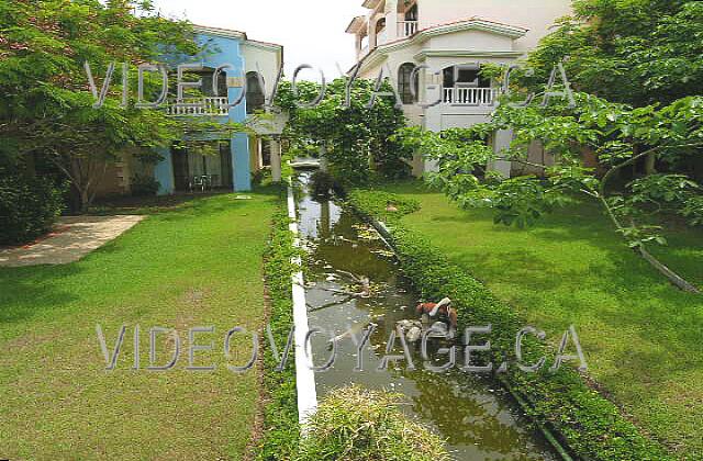 Cuba Guardalavaca Brisas Guardalavaca Un pequeño arroyo entre los pequeños edificios mantenido.