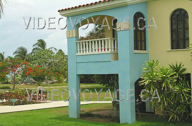 Cuba Guardalavaca Brisas Guardalavaca Una terraza en el primer piso y el balcón en el segundo.