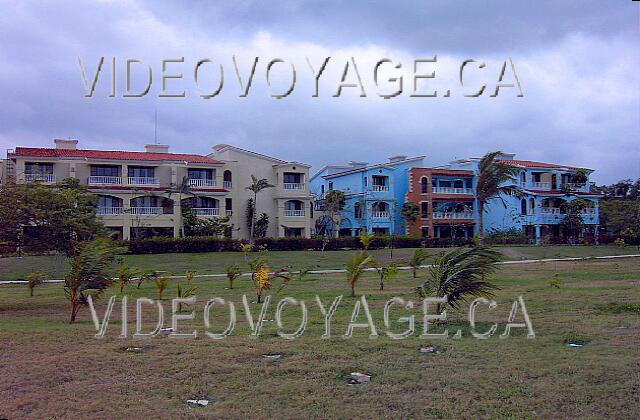 Cuba Guardalavaca Brisas Guardalavaca Las villas en el extremo del sitio en un día lluvioso. Algunas de las villas tienen una vista parcial del mar.