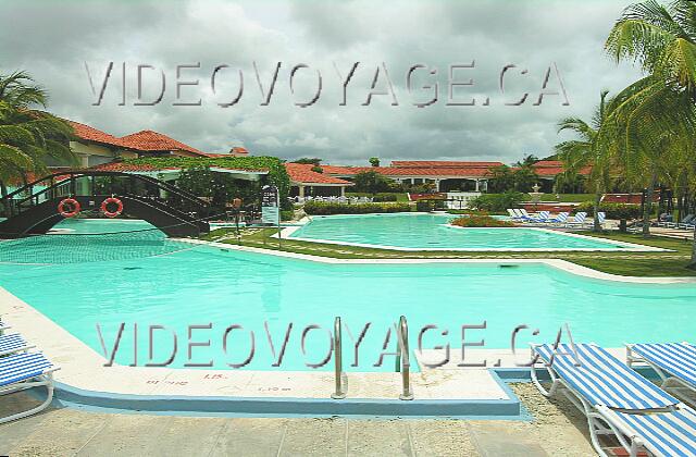 Cuba Guardalavaca Brisas Guardalavaca La piscine  divisé en différents bassins, relié entre eux. A gauche, un filet dans la piscine pour jouer au volleyball.