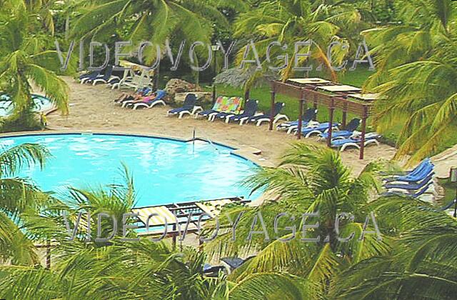 Cuba Guardalavaca Brisas Guardalavaca At the other end of the pool, similar situation, but a few palapas and a swing by the pool of children.