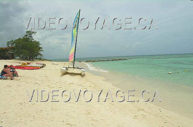 Cuba Guardalavaca Brisas Guardalavaca La fin de la plage de la section villa termine avec un peu quai. Le quai permet de conserver le sable sur la plage.