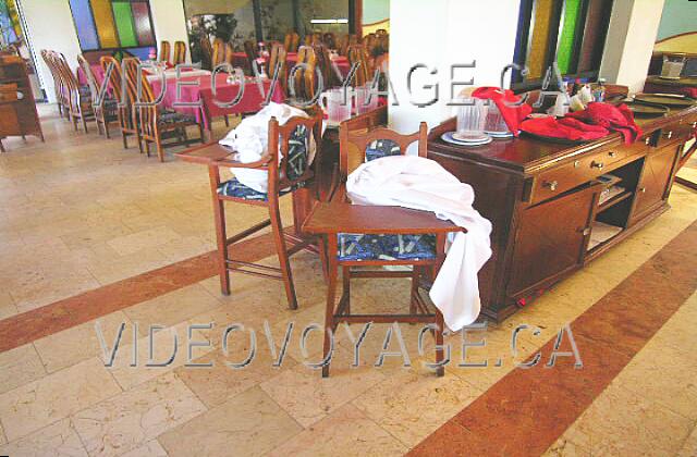 Cuba Guardalavaca Brisas Guardalavaca Des chaises hautes sont disponibles pour les enfants. Mais souvent utilisé pour déposé les nappes changé régulièrement.