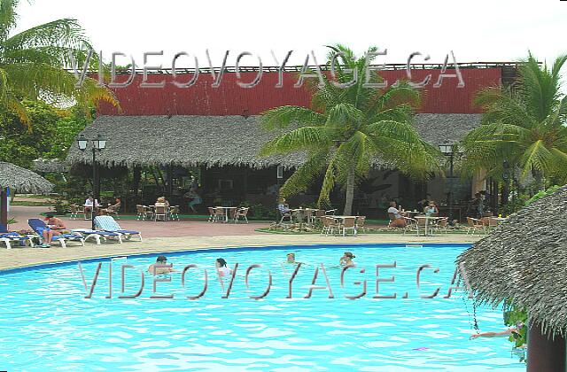 Cuba Guardalavaca Brisas Guardalavaca Un snack bar restaurante en la orilla de la piscina, pero cerca de la playa. Durante las horas punta, el bar se convierte en el menú a la carta de estilo restaurante asador noche.