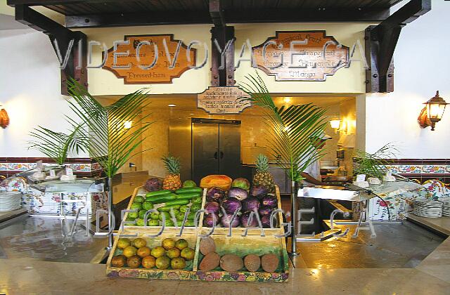 Cuba Guardalavaca Brisas Guardalavaca A presentation of vegetables and fruits. The space is more restricted in this restaurant.