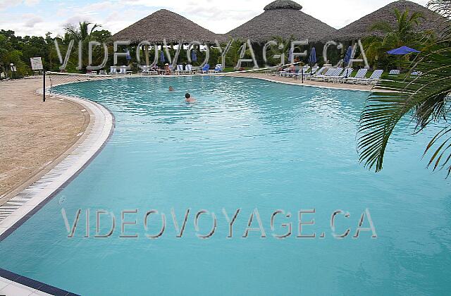 Cuba Guardalavaca Playa Costa Verde Una red de voleibol en la piscina.