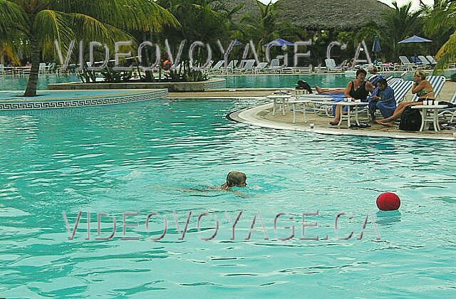 Cuba Guardalavaca Playa Costa Verde Globos en la piscina!