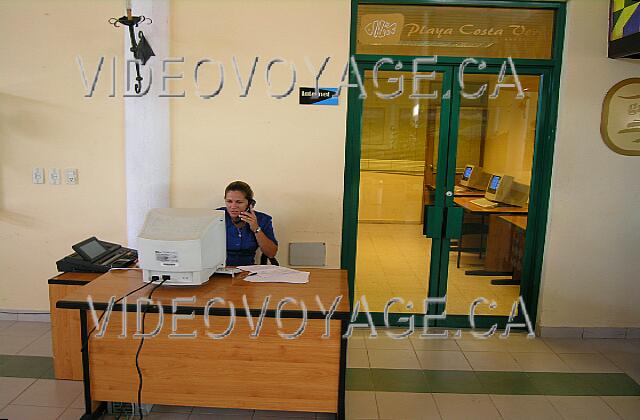 Cuba Guardalavaca Playa Costa Verde La entrada al operador de la sala y internet.