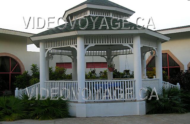 Cuba Guardalavaca Playa Costa Verde Un gazebo entre el restaurante japonés y un restaurante italiano.