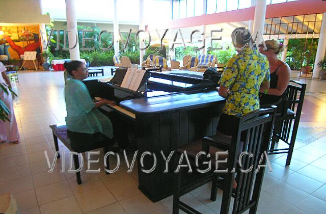 Cuba Guardalavaca Playa Costa Verde El piano bar del vestíbulo por la noche.