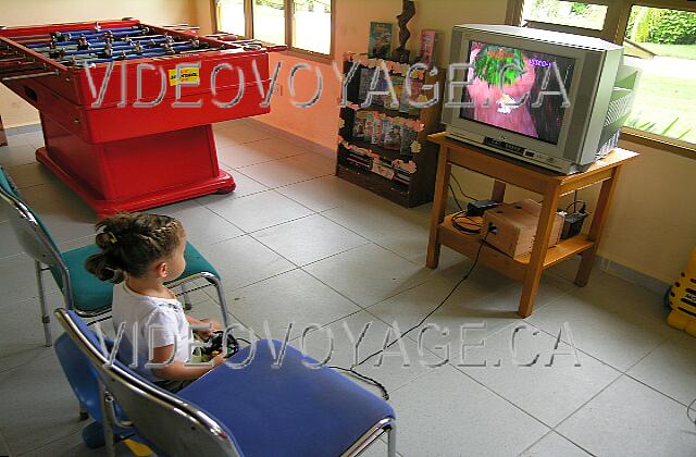 Cuba Guardalavaca Playa Costa Verde Juegos de vídeo! muy joven y muy inteligente !!!