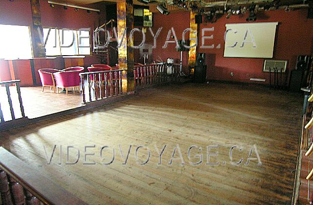 Cuba Guardalavaca Playa Costa Verde The dance floor with many projectors and a giant screen.