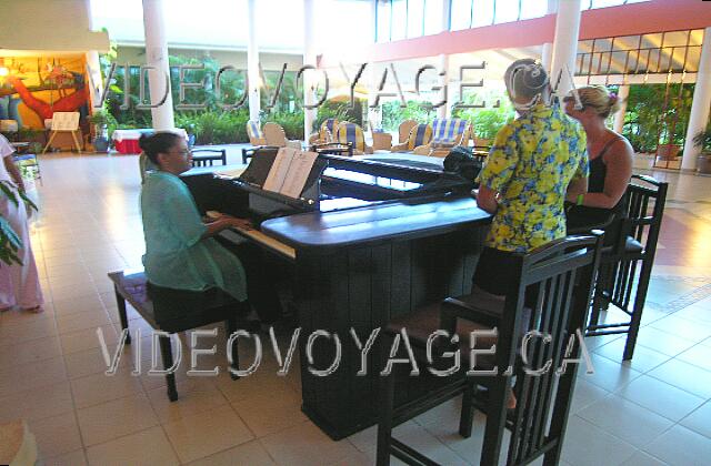 Cuba Guardalavaca Playa Costa Verde El piano en la noche con el piano varios asientos azores. Una actividad muy popular ...