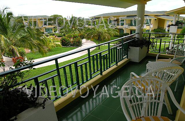 Cuba Guardalavaca Playa Costa Verde Le balcon des chambres aux extrémités.  Les batiments sont assez éloignés pour une certaine intimité.