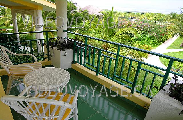 Cuba Guardalavaca Playa Costa Verde Avec une petite table.