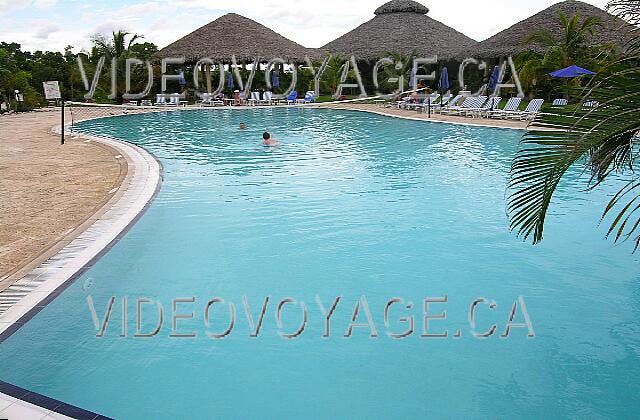 Cuba Guardalavaca Playa Costa Verde Una piscina bastante grande! Aquí una sección para el voleibol.