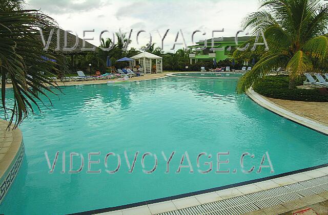 Cuba Guardalavaca Playa Costa Verde La piscine est séparé au millieu par un chemin. Ici dans la même piscine du volleyball, un autre embranchement.