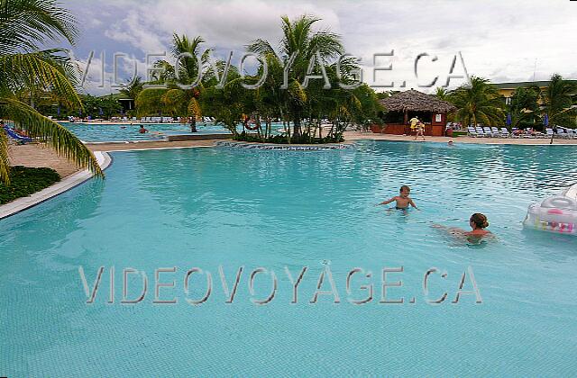 Cuba Guardalavaca Playa Costa Verde Le chemin qui sépare la piscine en deux.  La piscine est peu profonde ici. A droite la cabane de l'animation.