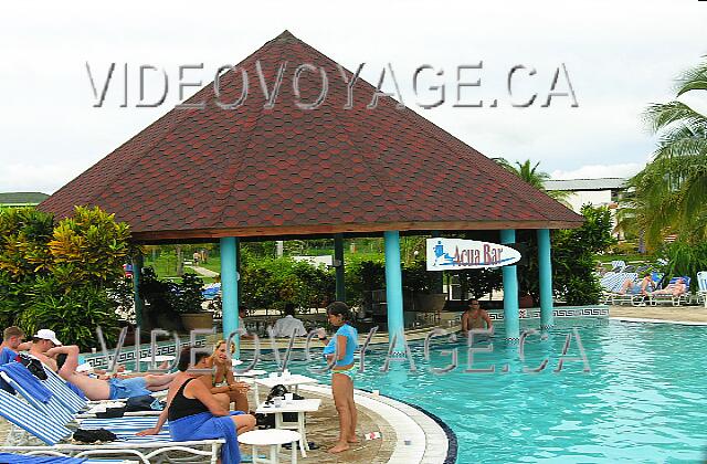 Cuba Guardalavaca Playa Costa Verde En el otro lado de la carretera, la piscina tiene un bar con asientos directamente en la piscina.