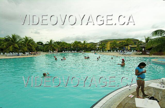 Cuba Guardalavaca Playa Costa Verde La piscina en el otro lado de la carretera es más grande y más profundo.