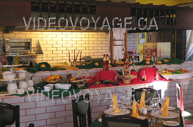 Cuba Guardalavaca Playa Costa Verde Une partie de la cuisine avec des décorations entre.