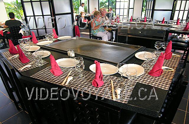 Cuba Guardalavaca Playa Costa Verde Plusieurs tables avec une plaque chauffante au centre.