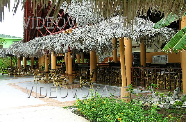 Cuba Guardalavaca Playa Costa Verde Un restaurant à aire ouverte simple.