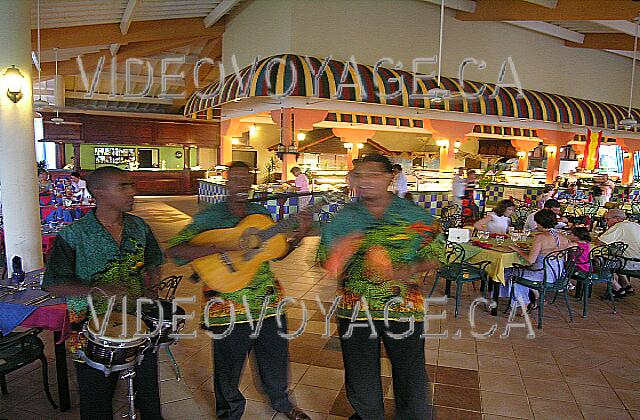 Cuba Guardalavaca Playa Costa Verde Musicians who love their job.