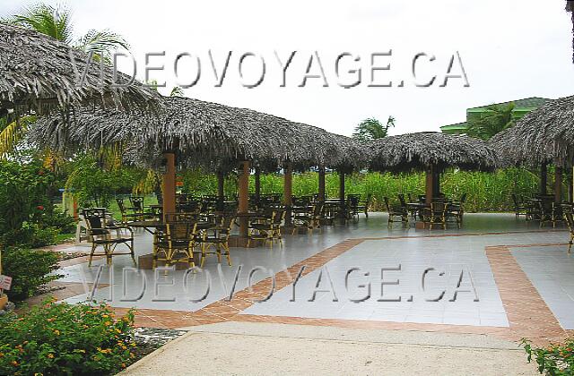 Cuba Guardalavaca Playa Costa Verde Sur une terrasse sous des parasols.