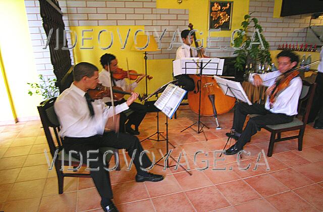 Cuba Guardalavaca Playa Costa Verde Avec un orchestre pendant le souper.