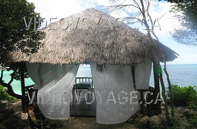 Cuba Guardalavaca Paradisus Rio de oro Un palapas pour les massages sur le bord de la mer.