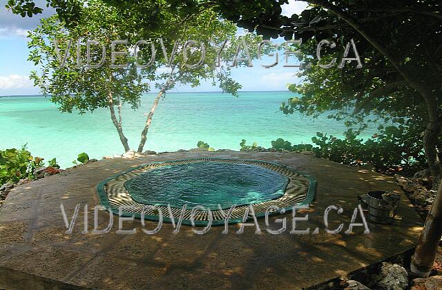 Cuba Guardalavaca Paradisus Rio de oro Un jacuzzi sur le bord de la mer.