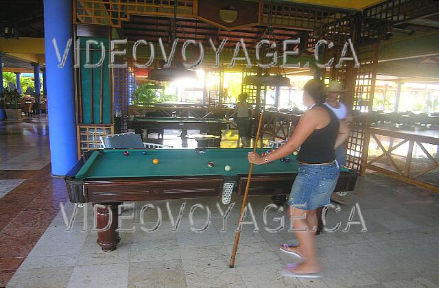 Cuba Guardalavaca Paradisus Rio de oro Dos mesas de billar en el bar del vestíbulo.