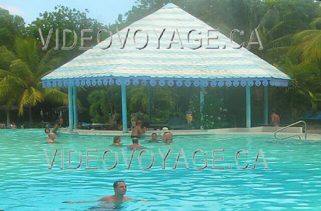 Cuba Guardalavaca Paradisus Rio de oro Muchos asientos en la piscina.