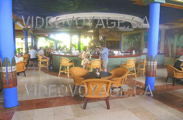 Cuba Guardalavaca Paradisus Rio de oro Il est relativement petit. Tout près, la salle de spectacle et deux tables de billard.