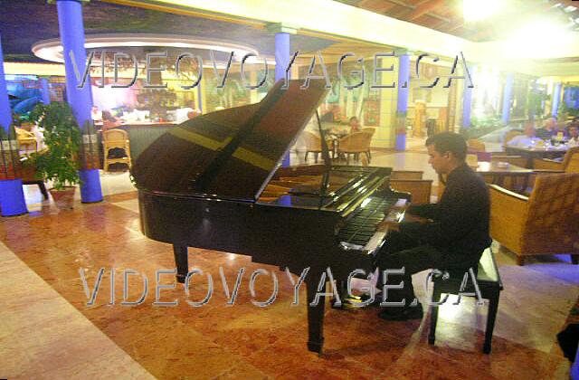 Cuba Guardalavaca Paradisus Rio de oro Por la noche, un pianista antes del show.