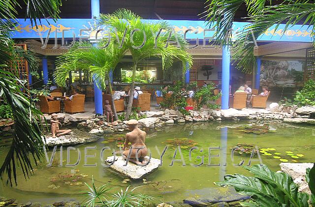 Cuba Guardalavaca Paradisus Rio de oro El bar del vestíbulo se extiende a lo largo de la laguna del Lobby.